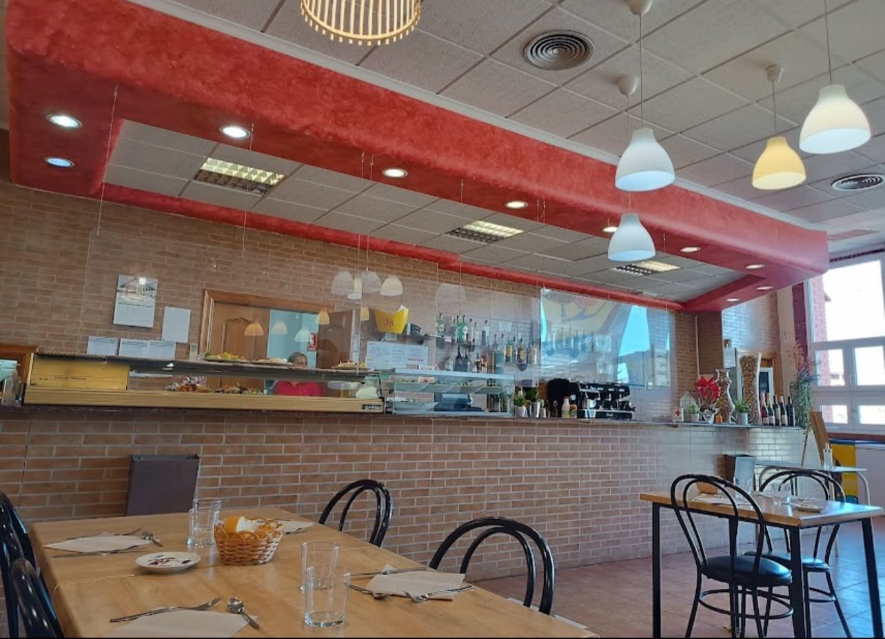 Comedor del Bar Dana con mesas de madera